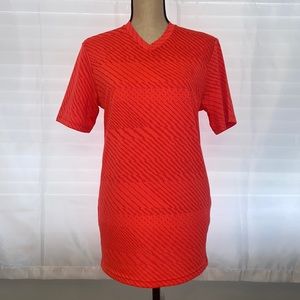 NWOT! Size small. UnderArmour loose fit “heatgear” short sleeve v-neck shirt! 🤩